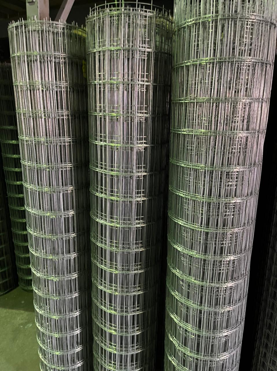 Rolls of galvanized welded mesh with square openings