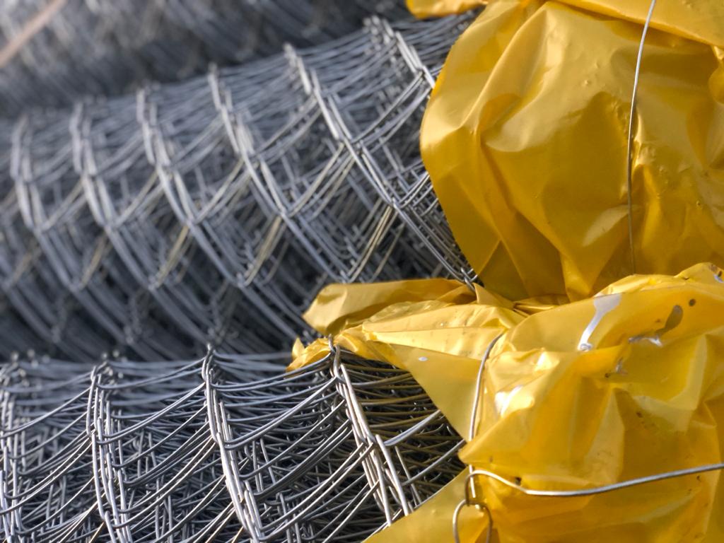 Galvanized diamond mesh rolls with yellow wrapping