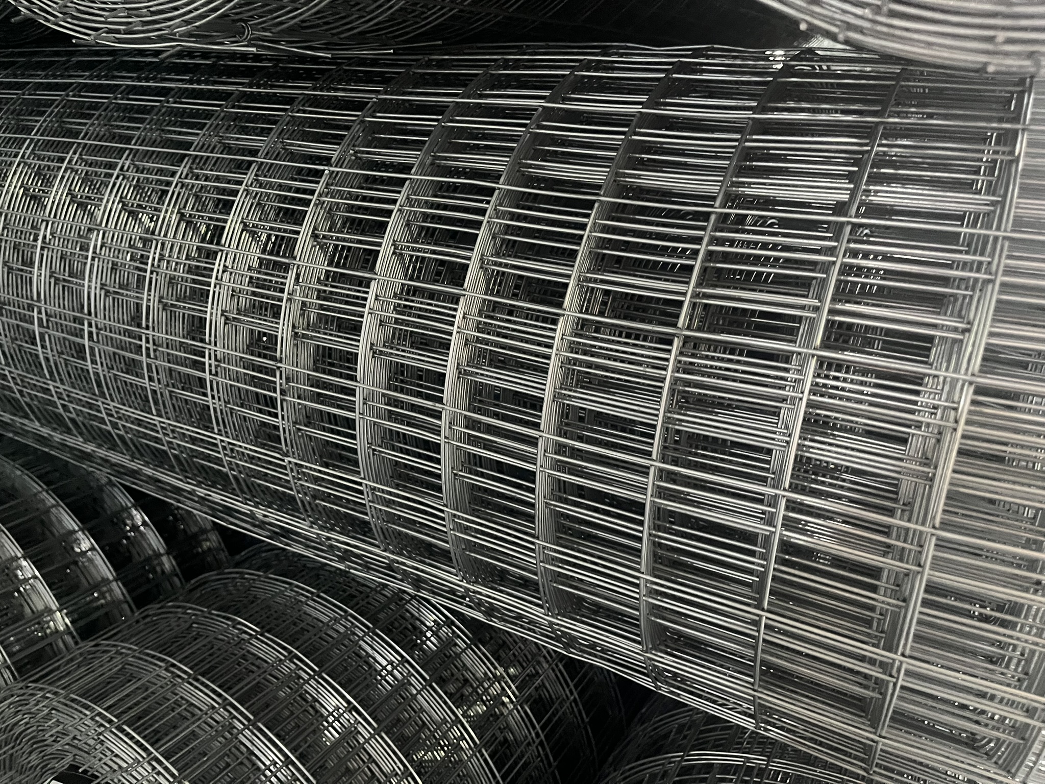 Rolls of galvanized welded mesh with square openings
